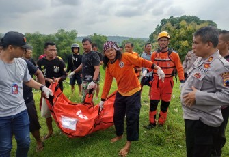 Petugas dan relawan melakukan evakuasi jenazah Asih Dwi Kuncoro (47), usai ditemukan tersangkut besi penyaring sampah di gorong-gorong saluran irigasi sungai Bengawan Solo, di Dukuh Gembong, Malanggaten, Kebakkramat, Kabupaten Karanganyar, Rabu (25/1/2023).