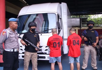 Dua tersangka (kenakan baju tahanan) saat diamankan