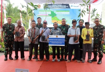 Panglima Kostrad (Pangkostrad) Mayjen TNI Muhammad Saleh Mustafa yang didampingi Direktur Utama PT Timah Tbk. Bapak Ahmad Dani Virsal, Pj Gubernur Kepulauan Bangka Belitung Safrizal ZA, Kapolda Kepulauan Bangka Belitung, Irjen Pol Dr. Tornagogo Sihombing, SIK., M.Si, dan Komandan Korem 045 Garuda Jaya, Brigjen TNI Agustinus Dedy Prasetyo., saat meresmikan Gerakan TNI AD Manunggal Air kerjasama Kostrad dan PT Timah di Desa Batu Beriga, Kec. Lubuk Besar, Kab Bangka Tengah, Provinsi Kepulauan Bangka Belitung