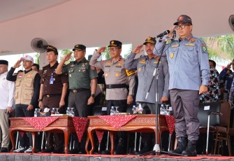 Dandim Bersama Forkopimda Kukar Hadiri Apel Gelar Pasukan Penyerahan BKO Satlinmas