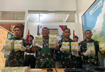 Danrem 121/Abw Brigjen TNI Luqman Arief, S.I.P., selaku Dankolakops Rem 121/Abw saat menggelar Press Release penggagalan upaya penyelundupan Narkoba jenis sabu sebanyak 15 paket seberat kurang lebih 15,5 Kg, bertempat di Ruang kerja Danrem 121/Abw, Pontianak, Kalimantan Barat, Selasa (28/11/2023). 