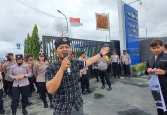 Forum Pemuda Pemudi Kuala Tanjung (FPPKT) saat orasidi depan gerbang PT MNA, Kamis, (09/11/2023).