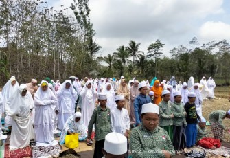 Ratusan Warga Kalipare Gelar Salat Istisqa Minta Hujan 