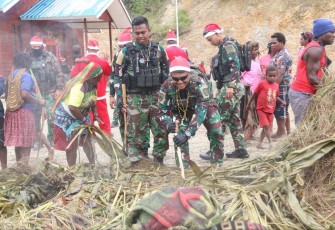 Satgas 330 dan masyarakat Kampung Bazemba menggelar acara tradisi bakar batu, bertempat di halaman gereja kampung Bazemba, Kab. Intan Jaya, Papua Tengah, pada Sabtu (30/12/2023)