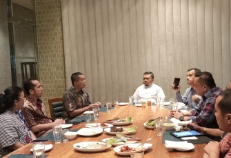 Bupati H. Dolly Pasaribu saat rapat koordinasi antara Pemkab Tapsel dengan PT Surveyor Indonesia, KJPP Dasa'at, Yudistira dan Rekan, guna membahas proyek Survey ROW PLTA Batang Toru, di JW Marriot Hotel, Medan, Jumat (5/5).