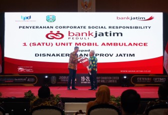 Bank Jatim saat Beri CSR ke Disnakertrans