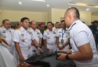 Kepala Staf Angkatan Laut Laksamana TNI Muhammad Ali  saat meninjau IT Exhibition Seminar Akhir Pasis Dikreg Seskoal Angkatan ke-61 TA 2023