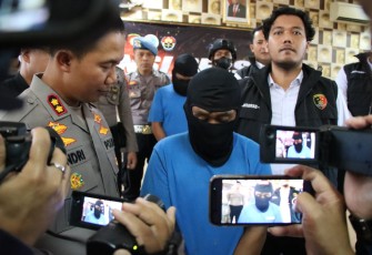 Tersangka saat diwawancarai pada konferensi pers Polres Banjarnegara, Senin (3/4/2023).