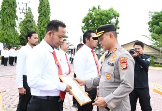 Kapolres Aceh Timur Beri Penghargaan Kepada Personel Satreskrim