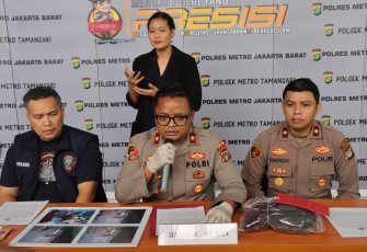 Kompol Adhi Wananda saat konferensi Pers