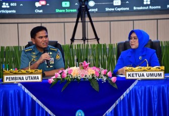 Kasal Laksamana TNI Muhammad Ali selaku Pembina Utama saat menggelar Acara Tatap Muka dengan anggota Jalasenastri yang didampingi oleh Ketua Umum (Ketum) Jalasenastri Ny. Fera Muhammad Ali bertempat di Auditorium Denma Mabesal, Cilangkap, Jakarta Timur, Selasa (15/08). 