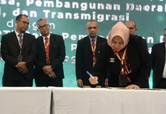 Perjanjian kerja sama ditandatangani Dirjen Pembangunan Desa dan Perdesaan Sugito dan SEVP Consumer Banking Bank Jatim Hermita pada hari Selasa (25/7).