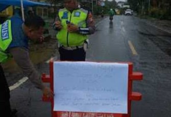 Sat Lantas Polres Pagar alam Alihkan Jalur Menuju Kota Lahat Melalui Kabupaten Empat Lawang Setelah Terjadi Banjir Dan Longsor
