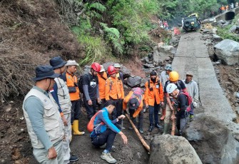 Tim BPBD Kabupaten Semarang berupaya memindahkan bongkahan batu material pascabanjir bandang yang mengakibatkan terputusnya akses jalan penghubung Desa Tajuk dan Desa Batur, Kecamatan Getasan, Kabupaten Semarang pada Minggu (26/11).