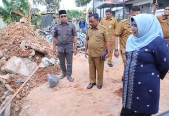 Walikota Rahma saat Tinjau Pekerjaan Pembangunan Saluran Air dan Batu Miring