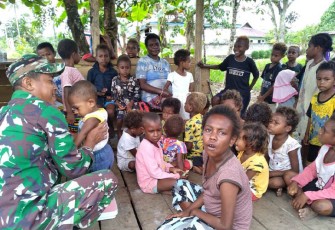 Babinsa Koramil 1710-07/Mapurujaya Berikan Makanan Tambahan Untuk Balita