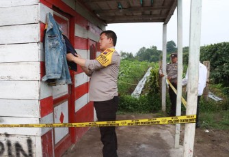 Kapolres Simalungun, AKBP Ronald F.C. Sipayung, S.H., S.I.K., M.H, saat turut melakukan penggerebekan.