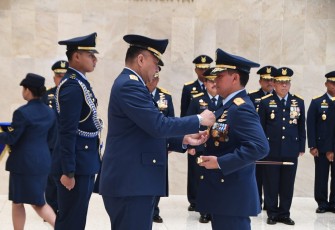 Pangkoopsud I saat Dianugerahi Bintang Swa Bhuwana Paksa Pratama oleh Kepala Staf Angkatan Udara Marsekal TNI Fadjar Prasetyo, S.E., M.P.P., CSFA. Bertempat di Gedung Rd. S. Suryadharma, Mabesau, Cilangkap, Jakarta. (Jumat, 3-11-2023).