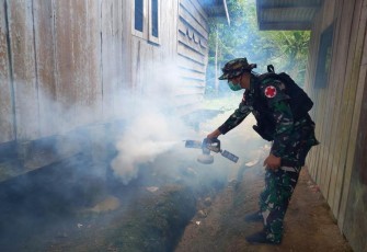 Satgas Yonif Raider 200/BN Bantu Cegah Malaria di Kampung Hulu Atas