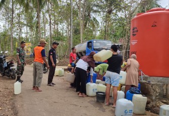 Babinsa Koramil 0806/11 Panggul dan BPBD Trenggalek Berhasil Atasi Kekurangan Air Bersih