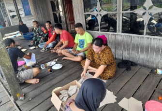 Babinsa Koramil 1001-08/Sei Pandan Laksanakan Komsos Dengan Warga 
