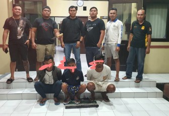Tiga Tersangka (Diborgol) saat diamankan beserta barang bukti.