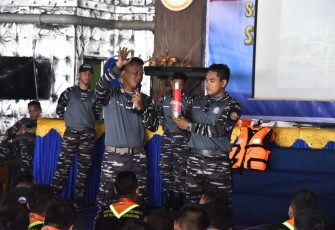 Peserta Satgas Pelantara XI saat Belajar Ilmu Pelayaran Selama Berlayar Menuju Sorong 