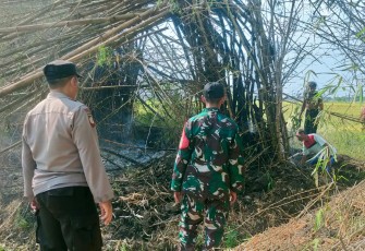 Babinsa Kodim 0803/Madiun Bantu Padamkan Kebakaran Lahan Kosong Milik Warga