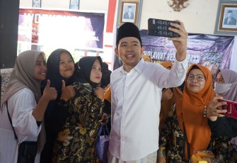 Gus Mufa saat berswafoto bersama Emak-Emak 