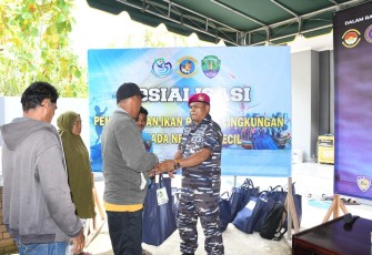 Prajurit TNI AL Sosialisasi Pelestarian Lingkungan Laut pada Masyarakat 