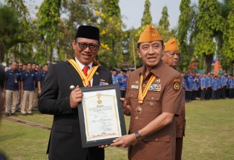 Usai Upacara Peringati Hari Pahlawan ke-78, dilanjutkan Pemberian penghargaan Bintang Veteran yang diberikan langsung dari Sekjen DPP (LVRI) Laksdya TNI Purn. Djoko Sumaryono Kepada Wali Kota Cilegon Helldy Agustian