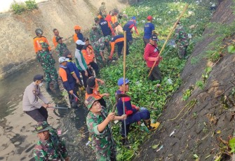 Kodim Tulungagung Gelar Karya Bakti Bersihkan Sungai dan Pasar