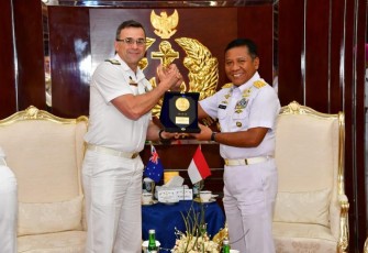 Wakasal Laksamana Madya TNI Ahmadi Heri Purwono saat menerima Courtesy Call Deputy Chief of Royal Australian Navy, Rear Admiral Jonathan Earley beserta delegasi di Gedung Utama Mabesal, Cilangkap, Jakarta Timur, Rabu (23/08). 