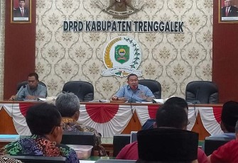Situasi rapat kerja Komisi II DPRD Kabupaten Trenggalek, bersama dengan Dinas Perhubungan, Satpol-PP, Sekdakab Trenggalek, Polres Trenggalek, serta pengusaha tambang, Dinas PUPR, di aula DPRD Kabupaten Trenggalek, Jum'at (31/3/2023).
