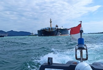 TNI AL Terus Berupaya Evakuasi Kapal MT Liberty yang Kandas di Perairan Pasir Panjang 