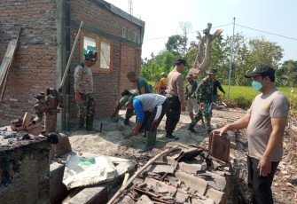 Anggota Kodim 0802/Ponorogo Gotong Royong Bangun Rumah Warga