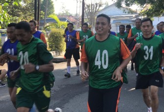 Kasdim 1310/Bitung Mayor Inf Novri Albert Pratasik bersama Personil Kodim