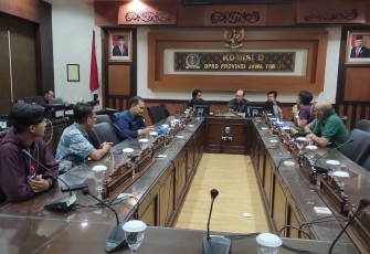 Puluhan warga yang mengatasnamakan Asosiasi Masyarakat Masalembu kabupaten Sumenep Madura saat datang ke DPRD Jawa Timur, kamis (5/1/2023).