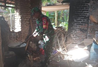 Babinsa Koramil 13/Kebonsari Kodim 0803/Madiun, Koptu Eko Kurniawan melaksanakan komsos dengan membantu warga dalam pembuatan kue manco di RT 09 RW 01 Dusun Grogol, Desa Tambakmas, Kecamatan Kebonsari, Kabupaten Madiun, Sabtu (9/12/2023)