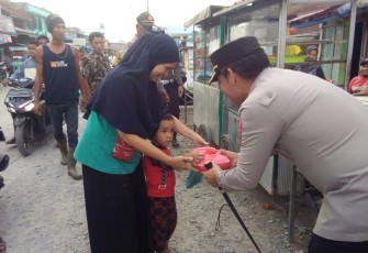 Kapolres Batu Bara dan Kapolsek Medang Deras saat Berbagi Takjil