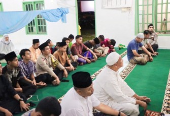 Polsek Bintan Utara saat beri pembinaan terhadap remaja yang viral di medsos lakukan perang sarung.