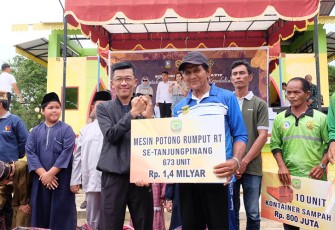 Hasan saat Serahkan Sarana dan Prasarana kebersihan kepada perangkat RT/RW juga petugas kebersihan, di halaman Balai Adat Indera Perkasa, Pulau Penyengat, Minggu (19/11). 