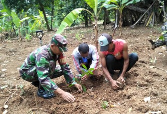 Babinsa Ciomas bersama warga saat Lakukan Penghijauan 