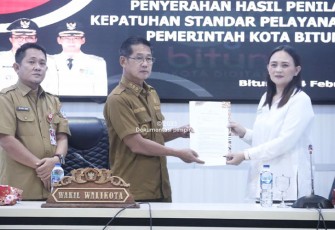 Wakil walikota Bitung saat menerima hasil kepatuhan standar pelayanan publik oleh Ombudsman