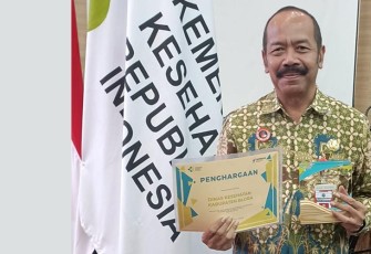 Kepala Dinas Kesehatan kabupaten Blora Edy Widayat menunjukkan penghargaan best practice dari Kementerian Kesehatan.