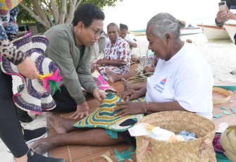 Menteri Desa, PDT, dan Transmigrasi Abdul Halim Iskandar didampingi Penasihat Dharma Wanita Persatuan Kemendes PDTT Lilik Umi Nashriyah, Dirjen Pengembangan Ekonomi dan Investasi Desa Harlina Sulistyorini, Kepala Biro Humas Kemendes PDTT Erlin Chaerlinatun berdialog dengan perangkat dan pengurus BUMDes Kampung Arborek, Raja Ampat, Papua Barat Daya, Selasa (14/11/2023). Gus Halim juga menyerahkan Bantuan Lansung Tunai (BLT) Dana Desa untuk warga setempat.  Foto: Wening/Kemendes PDTT