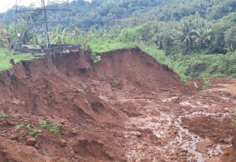 Tim Gabungan Berjibaku Bersihkan Longsor pada Jalur Kereta di Banyumas