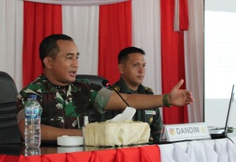 Dandim 1310/Bitung, Letkol Arm Yoki Efriandi Gumay, M.Han dengan di dampingi Kasdim 1310/Bitung, Mayor Inf Novri Albert Pratasik saat memberikan arahan kepada Personil Kodim 1310/Bitung