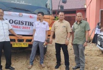 Kasat Intelkam Polres Tapanuli Selatan (Tapsel), AKP Hasudungan Butarbutar, kawal ketat logistik Pemilu ke Gudang KPU setempat, pada Kamis (19/10/2023) 