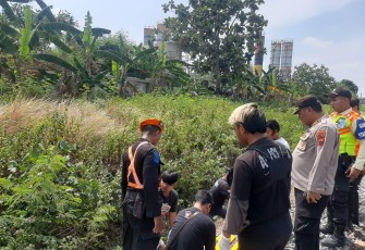 Polisi melakukan olah TKP terkait tewasnya Ngatinem (58) usai tertabrak kereta api Argo Wilis di kawasan Stasiun Palur, Jaten, Karanganyar, Sabtu  (15/7/2023) siang
